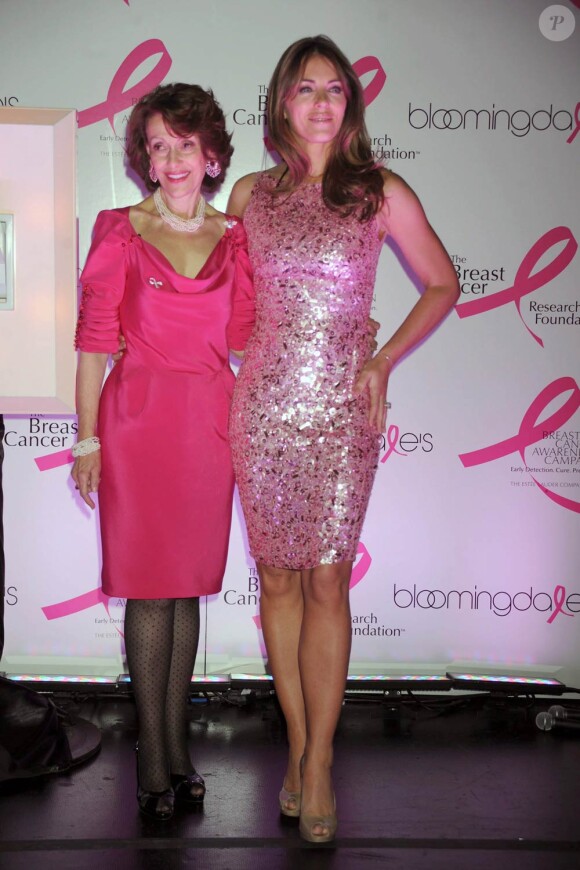 Evelyn Lauder (avec Elizabeth Hurley lors de la campagne ruban rose 2009), grande figure de la maison Estée Lauder et instigatrice du ruban rose devenu symbole universel de la lutte contre le cancer du sein, est morte le 12 novembre 2011 à New York, à 75 ans.