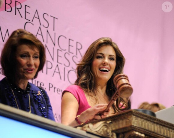 Evelyn Lauder (avec Liz Hurley lors du coup d'envoi de la campagne ruban rose 2010), grande figure de la maison Estée Lauder et instigatrice du ruban rose devenu symbole universel de la lutte contre le cancer du sein, est morte le 12 novembre 2011 à New York, à 75 ans.