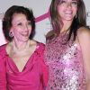 Evelyn Lauder (avec Elizabeth Hurley lors de la campagne ruban rose 2009), grande figure de la maison Estée Lauder et instigatrice du ruban rose devenu symbole universel de la lutte contre le cancer du sein, est morte le 12 novembre 2011 à New York, à 75 ans.