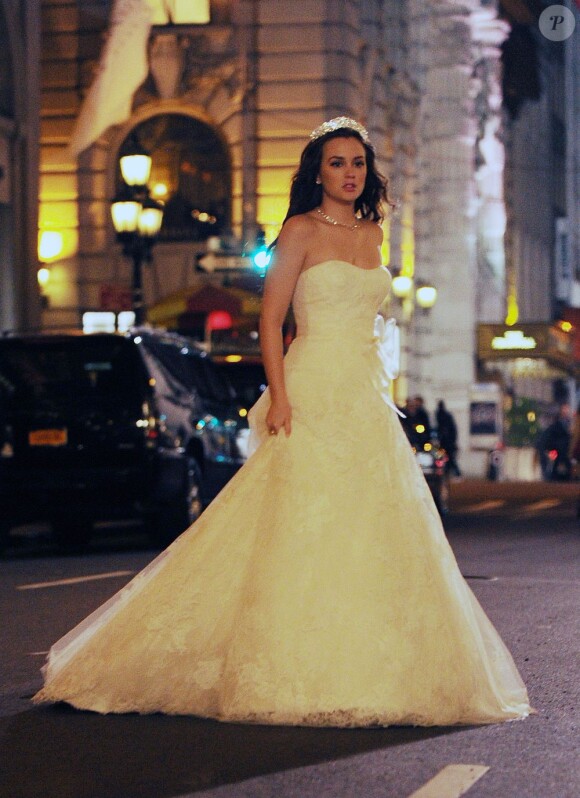 Leighton Meester dans les rues de New York, en habit de mariée. Le 14 novembre 2011