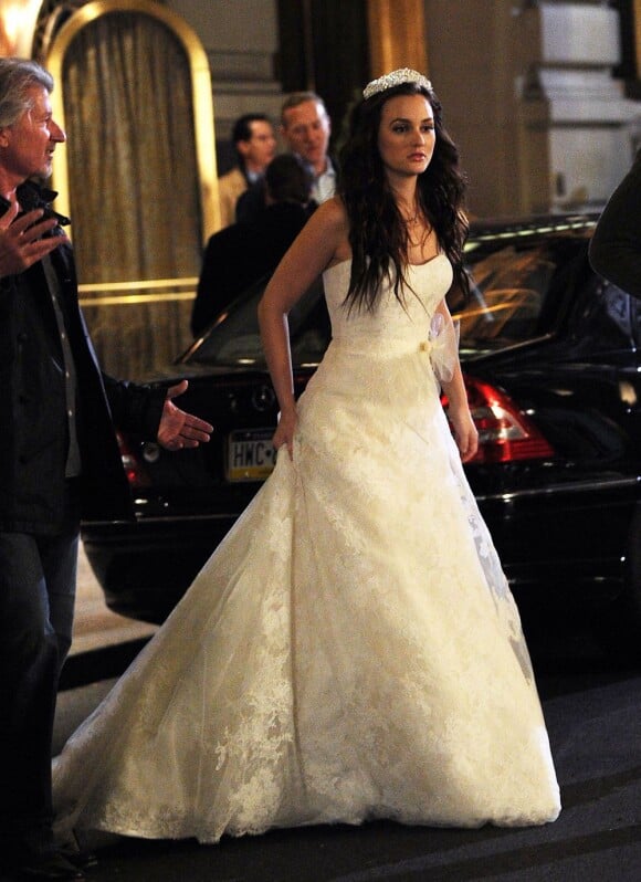 Leighton Meester dévoile sa robe de mariée dans les rues de New York pour le tournage de Gossip Girl. Le 14 novembre 2011
