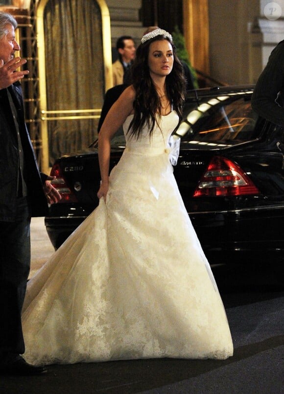 Leighton Meester dans les rues de New York, en habit de mariée. Le 14 novembre 2011