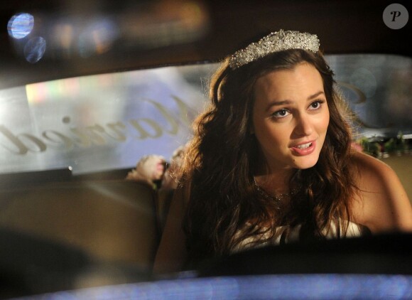 Leighton Meester dans les rues de New York, en habit de mariée. Le 14 novembre 2011