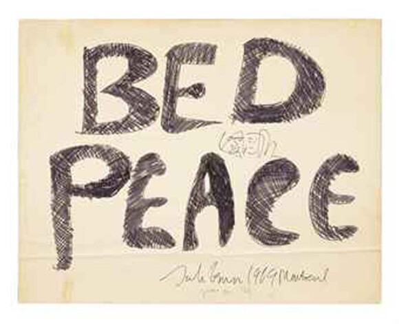 La pancarte "Bed Peace" de John Lennon et Yoko Ono vendue 113 400 euros à Londres, mardi 15 novembre 2011.