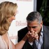 George Clooney embrasse la main de sa compagne Stacy lors de la première de The Descendants, à Beverly Hills, le mardi 15 novembre 2011.