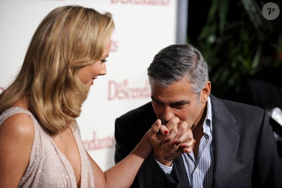 George Clooney embrasse la main de sa compagne Stacy lors de la première de The Descendants, à Beverly Hills, le mardi 15 novembre 2011.