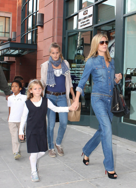 Heidi Klum, accompagnée de ses trois aînés, ont été aperçu à la sortie d'un magasin de cupcakes. Los Angeles, le 15 novembre 2011.