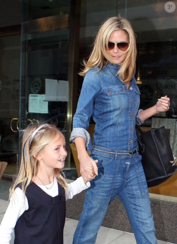 Heidi Klum et sa fille Leni (7 ans), à la sortie d'un magasin de cupcakes. Los Angeles, le 15 novembre 2011.