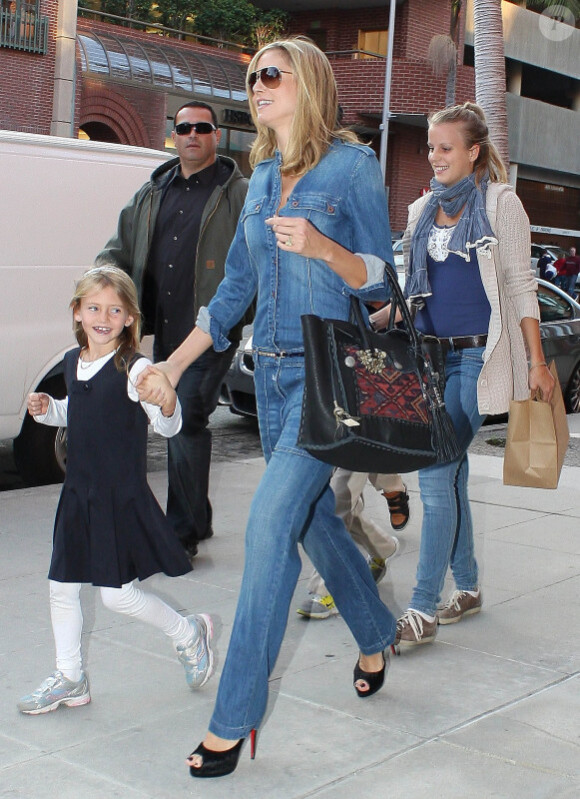 Sortie en famille pour l'impeccable Heidi Klum, accompagnée de ses trois aînés, d'une nounou et d'un garde du corps. Los Angeles, le 15 novembre 2011.