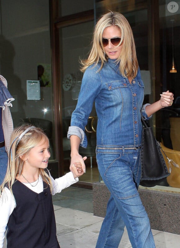 Heidi Klum et sa fille Leni (7 ans), à la sortie d'un magasin de cupcakes. Los Angeles, le 15 novembre 2011.