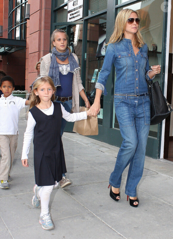 Heidi Klum et sa fille Leni (7 ans), en leader de bande à la sortie d'un magasin de cupcakes. Los Angeles, le 15 novembre 2011.