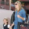 Heidi Klum et sa fille Leni (7 ans) en tête, elles ont mené la charmante troupe vers un magasin de cupcakes. Los Angeles, le 15 novembre 2011.