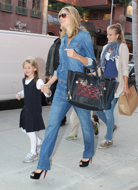 Heidi Klum et sa fille Leni (7 ans) en tête, elles ont mené la charmante troupe vers un magasin de cupcakes. Los Angeles, le 15 novembre 2011.