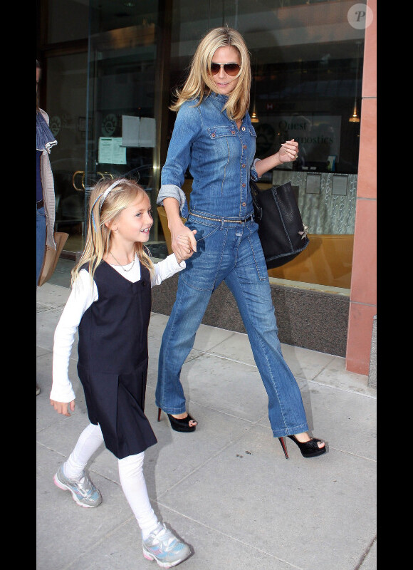 L'impeccable Heidi Klum ressort le costume canadien pour une sortie en famille. Los Angeles, le 15 novembre 2011.