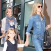 Parfaitement lookée, Heidi Klum s'est accordée un petit moment en famille pour se rendre dans un magasin de cupcakes. Los Angeles, le 15 novembre 2011.