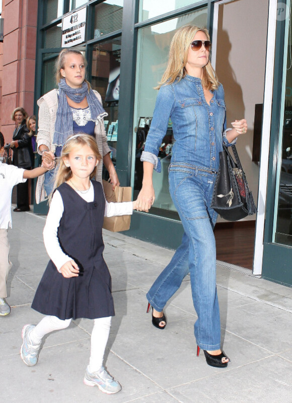 Parfaitement lookée, Heidi Klum s'est accordée un petit moment en famille pour se rendre dans un magasin de cupcakes. Los Angeles, le 15 novembre 2011.