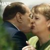 Campagne Unhate de Benetton avec Angela Merkel et Silvio Berlusconi, novembre 2011. Ce visuel a été retiré de la campagne après la démission de Berlusconi du gouvernement italien. 