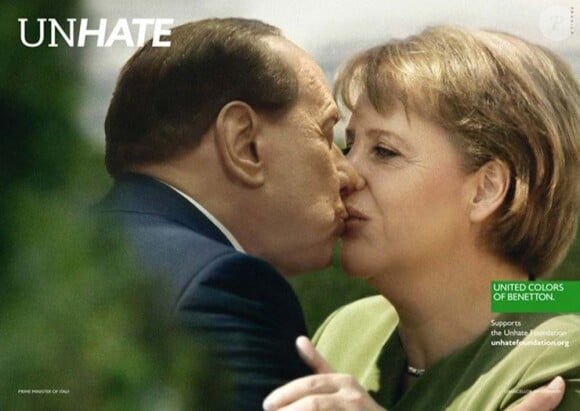 Campagne Unhate de Benetton avec Angela Merkel et Silvio Berlusconi, novembre 2011. Ce visuel a été retiré de la campagne après la démission de Berlusconi du gouvernement italien. 