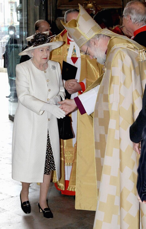 La reine Elizabeth II face à l'archevêque Rowan Williams. Cérémonie à l'abbaye de Wesminster en l'honneur du 400e anniversaire de la King James Bible, le 16 novembre 2011, en présence de la reine Elizabeth II, son époux le duc d'Edimbourg et leur fils le prince Charles.