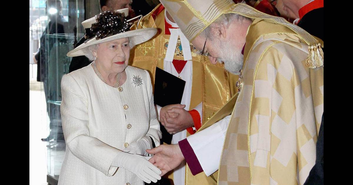 Quel Est Le Nom De Famille De La Reine D'angleterre La reine Elizabeth II face à l'archevêque Rowan Williams. Cérémonie à l