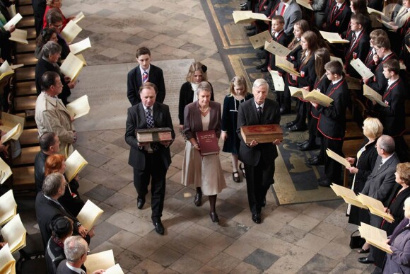 Des exemplaires de la Bible King James présentés lors de la cérémonie à l'abbaye de Wesminster en l'honneur du 400e anniversaire de la King James Bible, le 16 novembre 2011, en présence de la reine Elizabeth II, son époux le duc d'Edimbourg et leur fils le prince Charles.