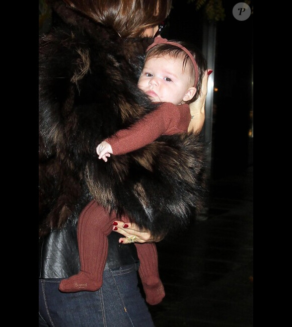 La petite Harper dans les bras de sa maman Victoria Beckham à New York le 16 novembre 2011