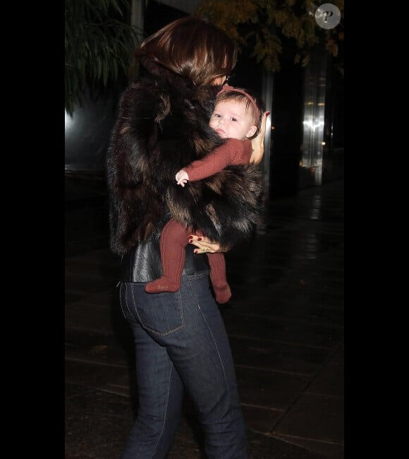 Harper est devenue l'accessoire de mode de sa maman ! Ici, dans les bras de Victoria Beckham à New York le 16 novembre 2011