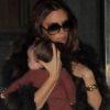 La petite Harper ne quitte plus sa maman Victoria Beckham à New York le 16 novembre 2011