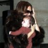 La petite Harper installée dans les bras de sa maman Victoria Beckham à New York le 16 novembre 2011