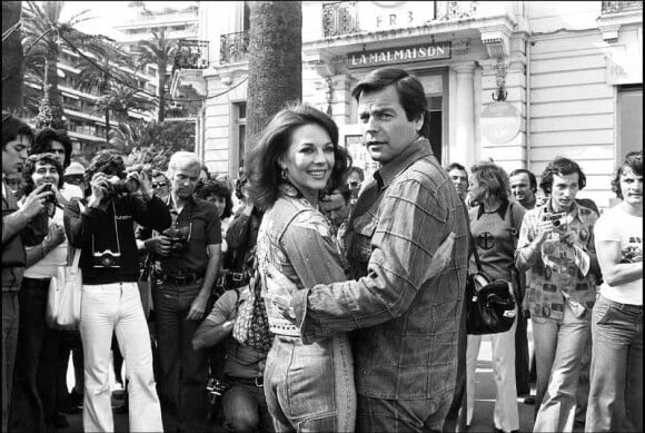 Natalie Wood et son mari Robert Wagner posent durant le festival de Cannes 1976