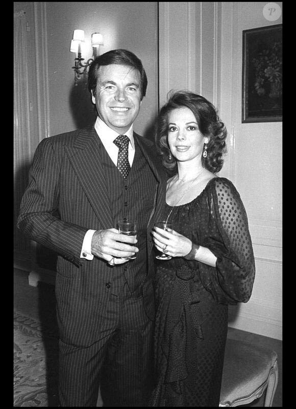 Natalie Wood et son mari Robert Wagner posent lors d'une soirée parisienne en novembre 1978