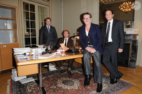 Le créateur Michel Perry, entourée d'Éric Vallat de Christophe Descours et de l'écrivain Didier Van Cauweleart à Paris, le 17 novembre 2011.