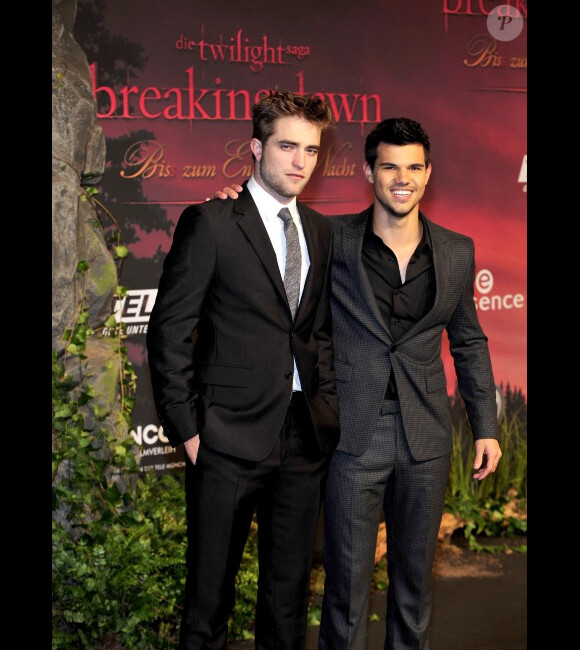 Robert Pattinson et Taylor Lautner présentent Twilight : Révélation 1ère partie à Berlin, le 18 novembre 2011.