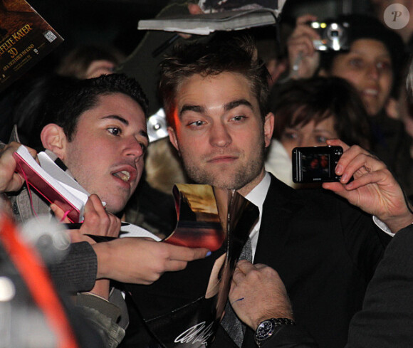Robert Pattinson signe des autographes à Berlin, le 18 novembre 2011.
