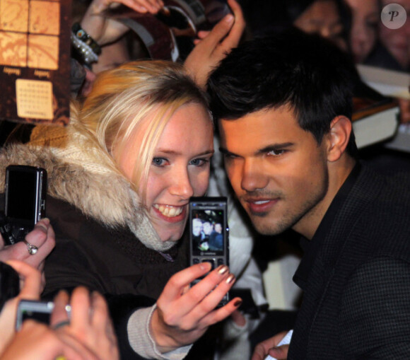 Taylor Lautner signe des autographes à Berlin, le 18 novembre 2011.