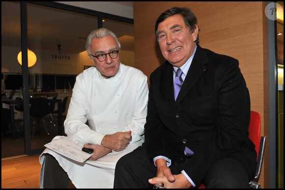 Alain Ducasse et Jean-Pierre Foucault lors de la finale du premier concours de cuisine amateur Tous en cuisine, à Paris, le 18 novembre 2011.