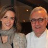Julie Andrieu et Alain Ducasse lors de la finale du premier concours de cuisine amateur Tous en cuisine, à Paris, le 18 novembre 2011.