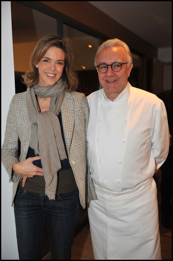 Julie Andrieu et Alain Ducasse lors de la finale du premier concours de cuisine amateur Tous en cuisine, à Paris, le 18 novembre 2011.