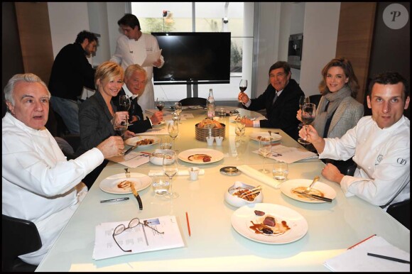 Le jury lors de la finale du premier concours de cuisine amateur Tous en cuisine, à Paris, le 18 novembre 2011.