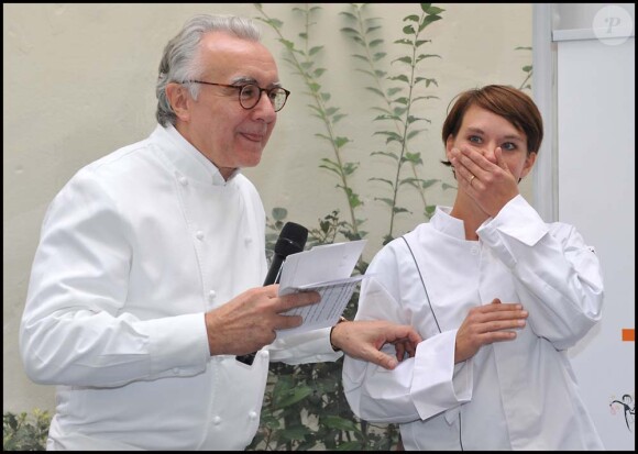 Alain Ducasse et la gagnate Fabienne Marginier lors du premier concours de cuisine amateur Tous en cuisine, à Paris, le 18 novembre 2011.