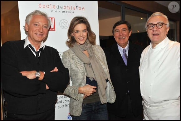 Laurent Boyer, Julie Andrieu, Jean-Pierre Foucault et Alain Ducasse lors de la finale du premier concours de cuisine amateur Tous en cuisine, à Paris, le 18 novembre 2011.