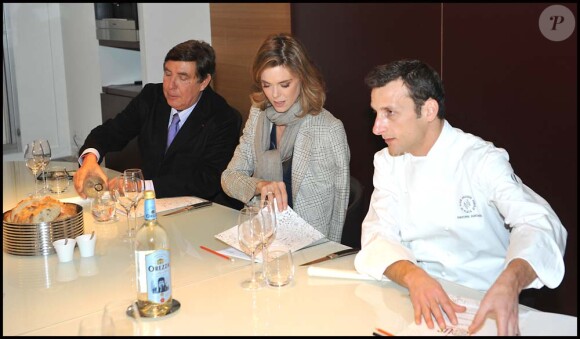 Julie Andrieu, Jean-Pierre Foucault et Christophe Saintagne lors de la finale du premier concours de cuisine amateur Tous en cuisine, à Paris, le 18 novembre 2011.