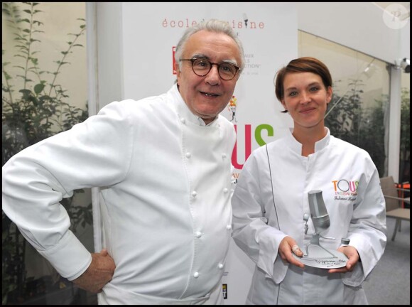 Alain Ducasse et la gagnate Fabienne Marginier lors du premier concours de cuisine amateur Tous en cuisine, à Paris, le 18 novembre 2011.