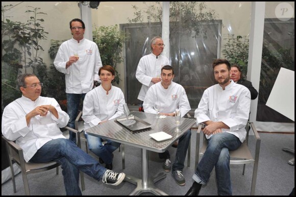 Les huit finalistes du premier concours de cuisine amateur Tous en cuisine, à Paris, le 18 novembre 2011.