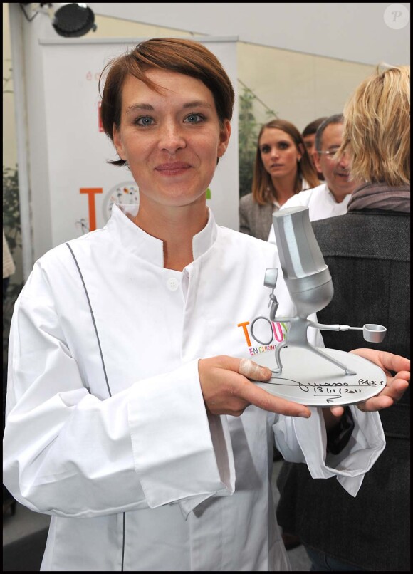 La gagnante Fabienne Marginier après la finale du premier concours de cuisine amateur Tous en cuisine, à Paris, le 18 novembre 2011.