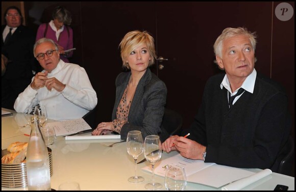 Alain Ducasse, Flavie Flament et Laurent Boyer lors de la finale du premier concours de cuisine amateur Tous en cuisine, à Paris, le 18 novembre 2011.