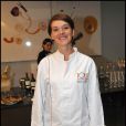 La gagnante Fabienne Marginier après la finale du premier concours de cuisine amateur Tous en cuisine, à Paris, le 18 novembre 2011.