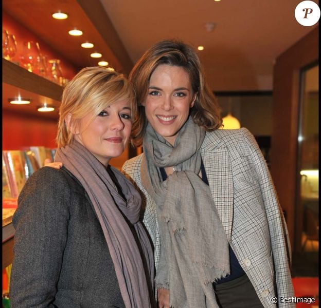 Flavie Flament et Julie Andrieu lors de la finale du premier concours de cuisine amateur Tous en cuisine, à Paris, le 18 novembre 2011.