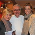 Flavie Flament, Julie Andrieu et Alain Ducasse lors de la finale du premier concours de cuisine amateur Tous en cuisine, à Paris, le 18 novembre 2011.