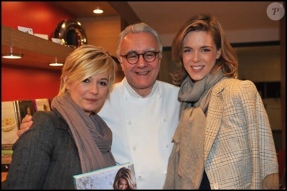 Flavie Flament, Julie Andrieu et Alain Ducasse lors de la finale du premier concours de cuisine amateur Tous en cuisine, à Paris, le 18 novembre 2011.